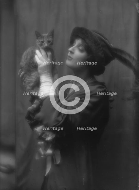 Cowl, Jane, Miss, with Buzzer the cat, portrait photograph, between 1912 and 1914. Creator: Arnold Genthe.