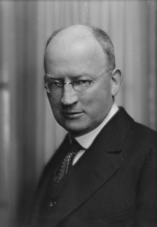 Cowles, Paul, Mr., portrait photograph, 1915. Creator: Arnold Genthe