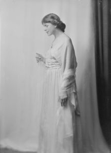 Cox, H.C., Mrs., portrait photograph, 1916 Apr. 20. Creator: Arnold Genthe