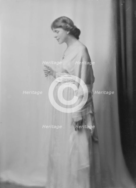 Cox, H.C., Mrs., portrait photograph, 1916 Apr. 20. Creator: Arnold Genthe.
