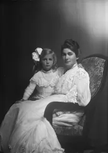Coxhead girl and mother, portrait photograph, 1906 Dec. 2. Creator: Arnold Genthe