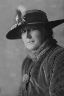 Coates, Dorothy, Miss, portrait photograph, 1916 Jan. 19. Creator: Arnold Genthe