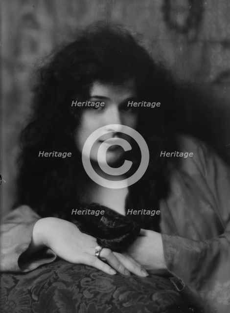 Collins, Miriam, Miss, portrait photograph, 1915 June 7. Creator: Arnold Genthe.