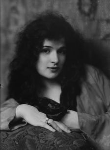 Collins, Miriam, Miss, portrait photograph, 1915 June 7. Creator: Arnold Genthe