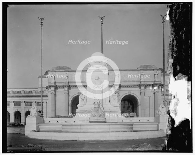 Columbus Memorial, with front of Union Station, between 1910 and 1920. Creator: Harris & Ewing.