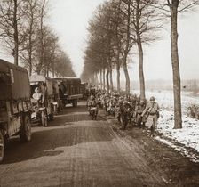 Column of trucks and troops, Somme-Tourbe, northern France, c1914-c1918