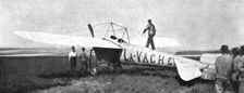 'Combat Aerien; Deux "poilus" de l'air; Le monoplan de Vedrines; a gauche, Vendrines..., 1918. Creator: Unknown