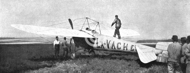 ''Combat Aerien; Deux "poilus" de l'air; Le monoplan de Vedrines; a gauche, Vendrines..., 1918. Creator: Unknown.