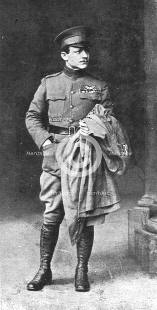 ''Combat Aerien; Deux "poilus" de l'air; Raoul Lufbery, major dans l'aviation americaine, 1918. Creator: Unknown.