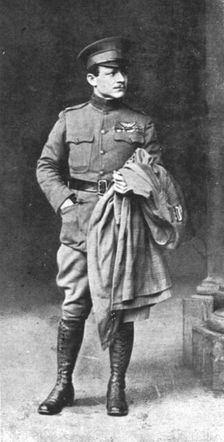 'Combat Aerien; Deux "poilus" de l'air; Raoul Lufbery, major dans l'aviation americaine, 1918. Creator: Unknown