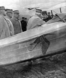 'Combat Aerien; Guynemer, Capitaine de la Veille, recoit le 19 fevrier 1917 la visite..., 1917. Creator: Unknown