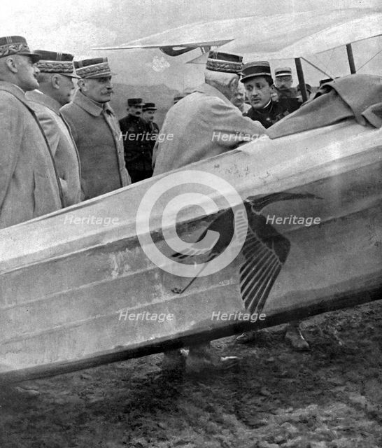 ''Combat Aerien; Guynemer, Capitaine de la Veille, recoit le 19 fevrier 1917 la visite..., 1917. Creator: Unknown.