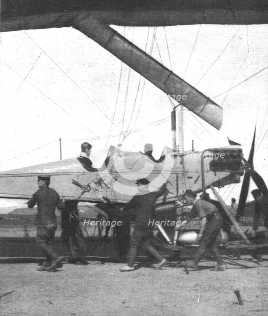 ''Combat Aerien; Parmi les forces alliees aerienes; la nacelle-fuselage portant une..., 1918. Creator: Underwood & Underwood.