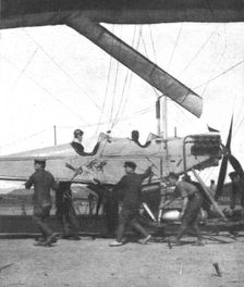 'Combat Aerien; Parmi les forces alliees aerienes; la nacelle-fuselage portant une..., 1918. Creator: Underwood & Underwood