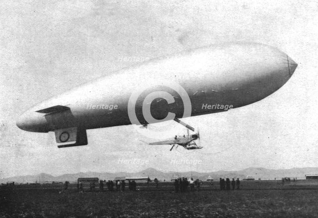 ''Combat Aerien; Parmi les forces alliees aerienes; un dirigeable de marine quittant le...,1918. Creator: Underwood & Underwood.