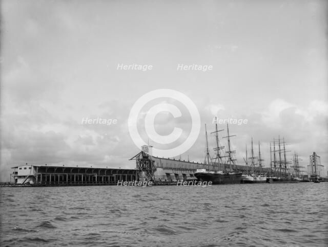 Commandancia and Tarragona Street wharves, Pensacola, Fla., between 1900 and 1905. Creator: Unknown.