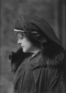 Compton, Barnes, Mrs., portrait photograph, 1914 Nov. 20. Creator: Arnold Genthe