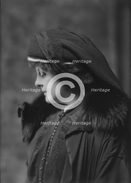 Compton, Barnes, Mrs., portrait photograph, 1914 Nov. 20. Creator: Arnold Genthe.