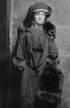 Compton, Barnes, Mrs., portrait photograph, 1914 Nov. 20. Creator: Arnold Genthe