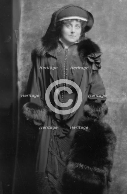 Compton, Barnes, Mrs., portrait photograph, 1914 Nov. 20. Creator: Arnold Genthe.