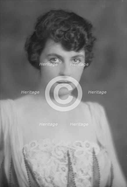 Congdon, D.E., Mrs., portrait photograph, 1915 July 23. Creator: Arnold Genthe.