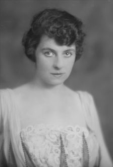 Congdon, D.E., Mrs., portrait photograph, 1915 July 23. Creator: Arnold Genthe