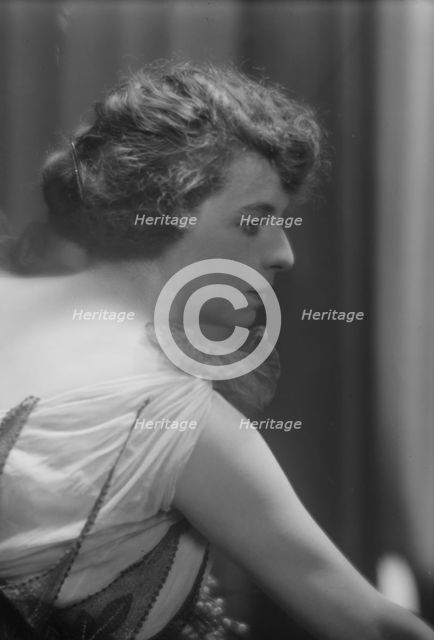 Congdon, D.E., Mrs., portrait photograph, 1915 July 23. Creator: Arnold Genthe.