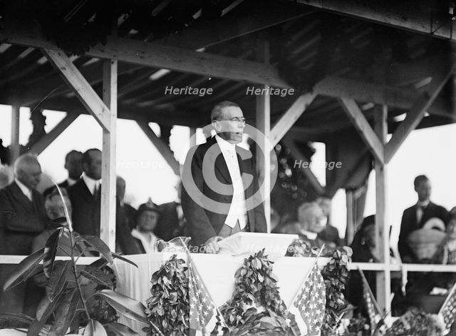 Confederate Monument - Arlington National Cemetery. Woodrow Wilson, 1914. Creator: Harris & Ewing.