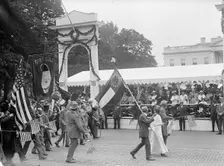 Confederate Reunion - W.E. Payne, with Battle Flag, 1917. Creator: Harris & Ewing