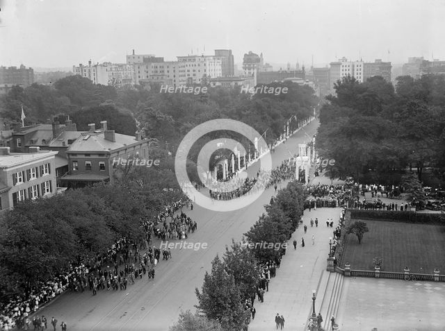 Confederate Reunion - Parade, 1917. Creator: Harris & Ewing.