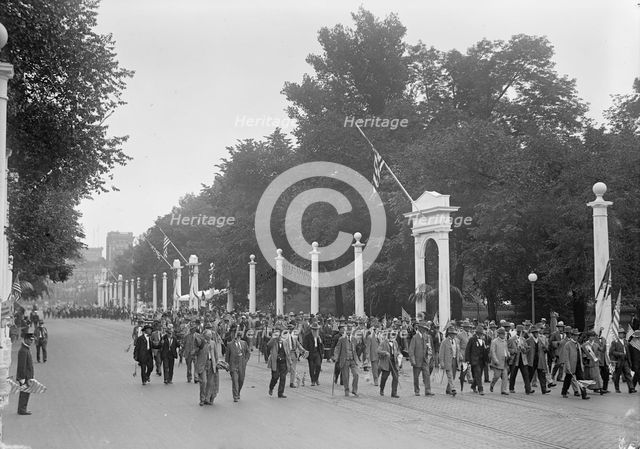 Confederate Reunion - Parade Passing Through Court of Honor, 1917. Creator: Harris & Ewing.