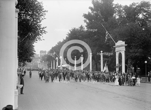 Confederate Reunion - Parade Passing Through Court of Honor, 1917. Creator: Harris & Ewing.