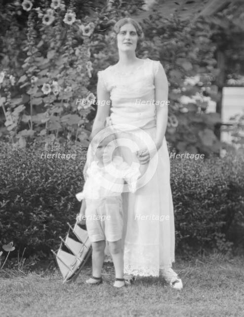 Conroy, Frank, Mrs., and child, standing outdoors, 1923 Creator: Arnold Genthe.