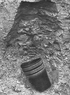 Contre des villes Ouvertes; L'obus decouvert a 10 metres de profondeur 1916. Creator: Unknown