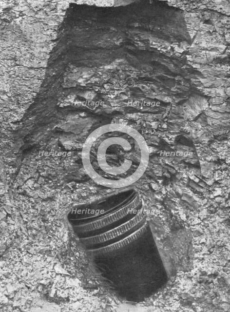 'Contre des villes Ouvertes; L'obus decouvert a 10 metres de profondeur', 1916. Creator: Unknown.