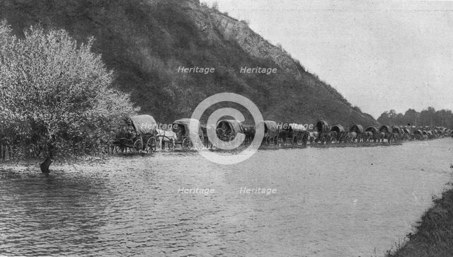 ''Convoi de l'armee serbe en retraite dans le defile de Bagrdan, au Nord-Est de Kragouyevats.', 1916 Creator: Vladimir Betzitch.