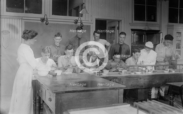 Cooking class, Pratt Institute, Miss Hanks [i.e. Hannko], Miss Kierstead, 13 Aug 1917. Creator: Bain News Service.