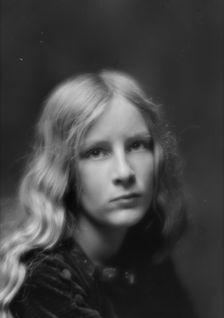 Cook, Catherine, Miss, portrait photograph, 1912 May 9. Creator: Arnold Genthe
