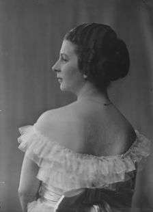 Cook, Stella, Miss, portrait photograph, 1917 Apr. 16. Creator: Arnold Genthe
