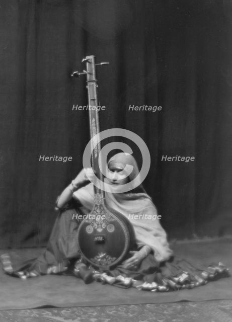 Coomarasumay, Ananda, Mrs. (Ratan Devi), portrait photograph, 1916 Mar. 14. Creator: Arnold Genthe.