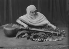 Coomarasumay, Ananda, Mrs. (Ratan Devi), portrait photograph, 1916 Mar. 14. Creator: Arnold Genthe