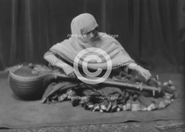 Coomarasumay, Ananda, Mrs. (Ratan Devi), portrait photograph, 1916 Mar. 14. Creator: Arnold Genthe.
