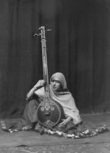 Coomarasumay, Ananda, Mrs. (Ratan Devi), portrait photograph, 1916 Mar. 14. Creator: Arnold Genthe