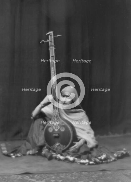 Coomarasumay, Ananda, Mrs. (Ratan Devi), portrait photograph, 1916 Mar. 14. Creator: Arnold Genthe.