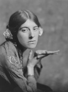 Coomarasumay, Ananda, Mrs. (Ratan Devi), portrait photograph, 1917 May 8. Creator: Arnold Genthe