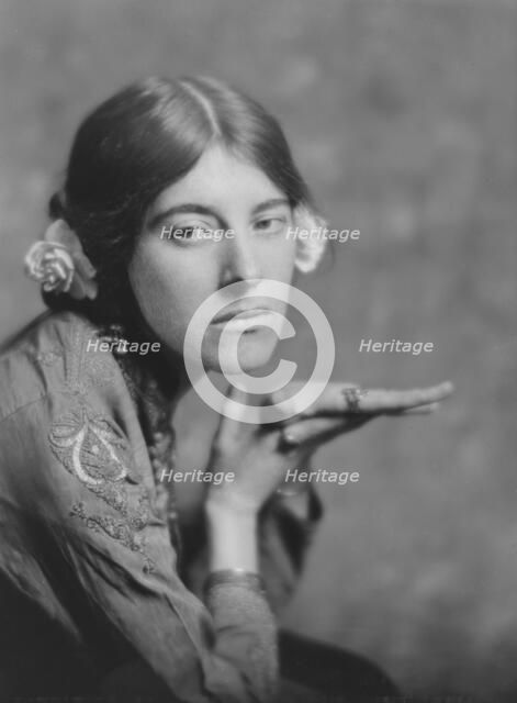 Coomarasumay, Ananda, Mrs. (Ratan Devi), portrait photograph, 1917 May 8. Creator: Arnold Genthe.