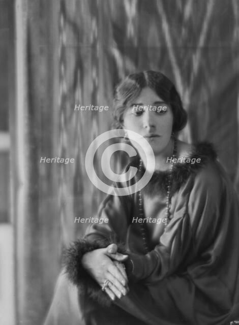 Coomarasumay, Ananda, Mrs. (Ratan Devi), portrait photograph, 1918 Jan. 14. Creator: Arnold Genthe.