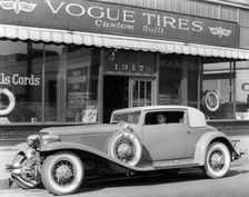 Cord L29 parked outside a showroom, USA, c1929-c1930