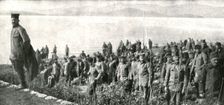 'Corfou, Base Serbe; Les premiers soldats serbes debarques sur la plage 1916 (1924) Creator: Unknown