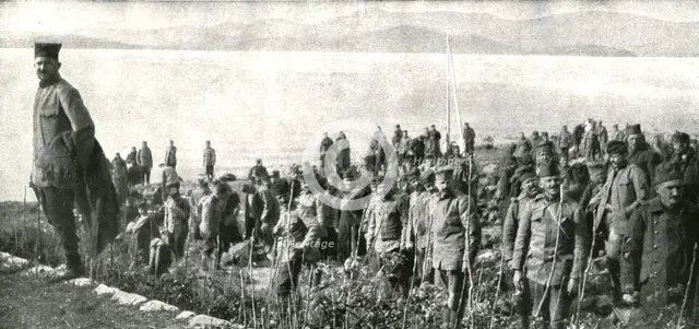 ''Corfou, Base Serbe; Les premiers soldats serbes debarques sur la plage', 1916 (1924) Creator: Unknown.